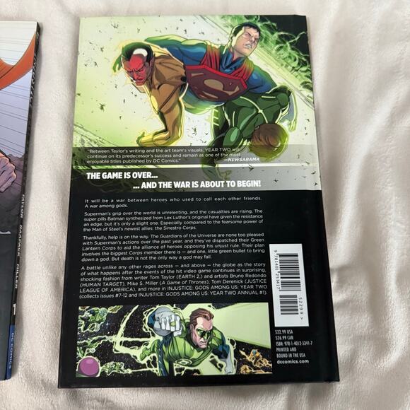Injustice Gods Among Us Volume 1 and 2 - Picture 4 of 8